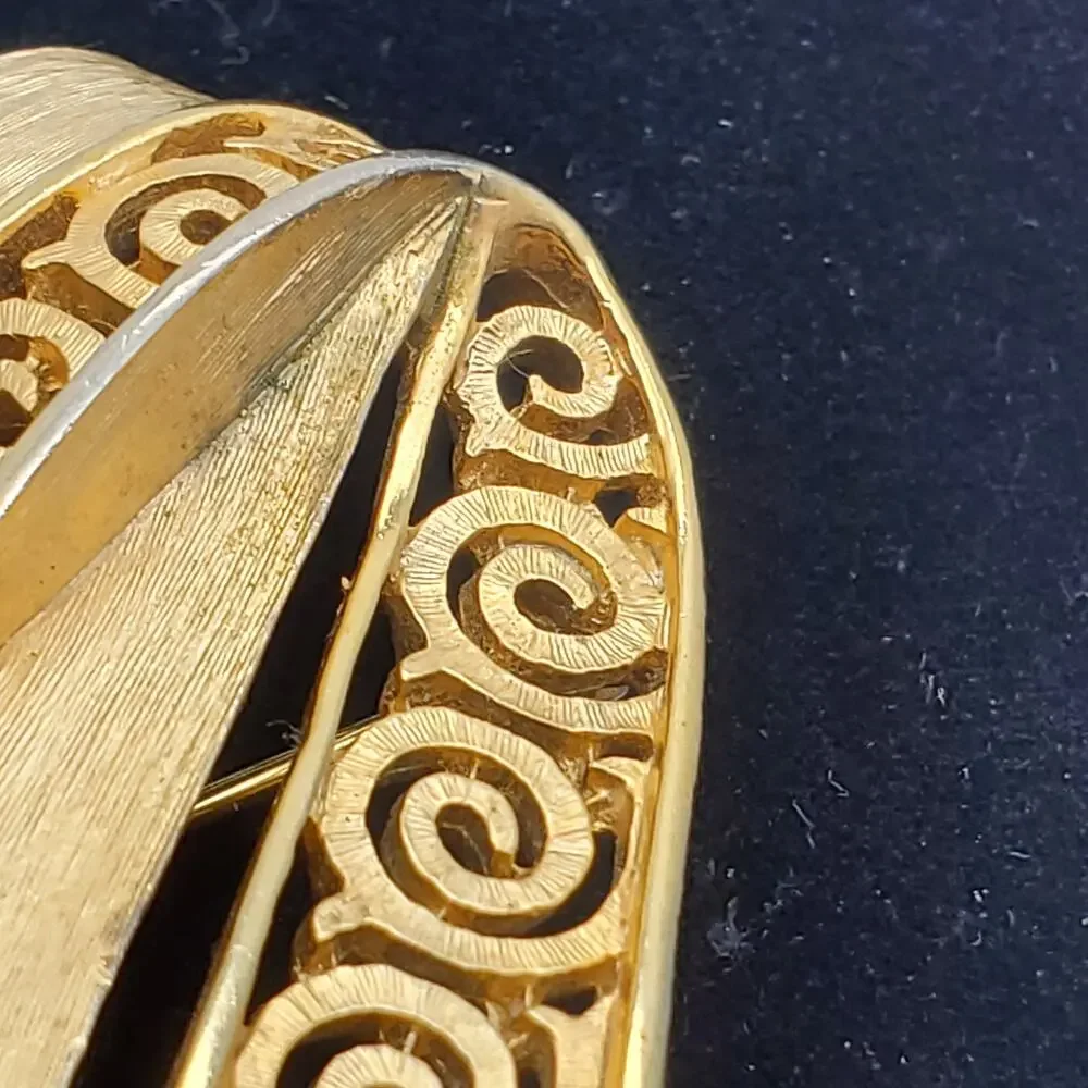 Trifari Brushed Gold Ribbon Brooch Swirl Modernist Pin Vintage 1960s 1970s